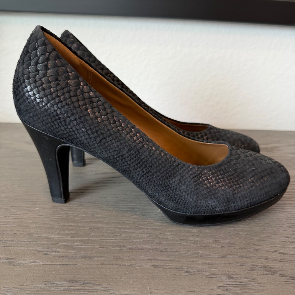 Clarks Black Pumps Snakeskin Embossed Cushion Soft Platform Women 9.5 Workwear